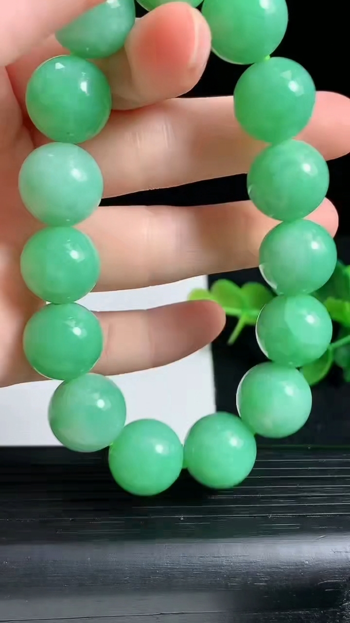 天然A货翡翠圆珠手串尺寸13.8-15颗重量:70.43g3月18日
工厂直销收藏佳品,种好水足，色泽均匀，有种有色，上手高大气！