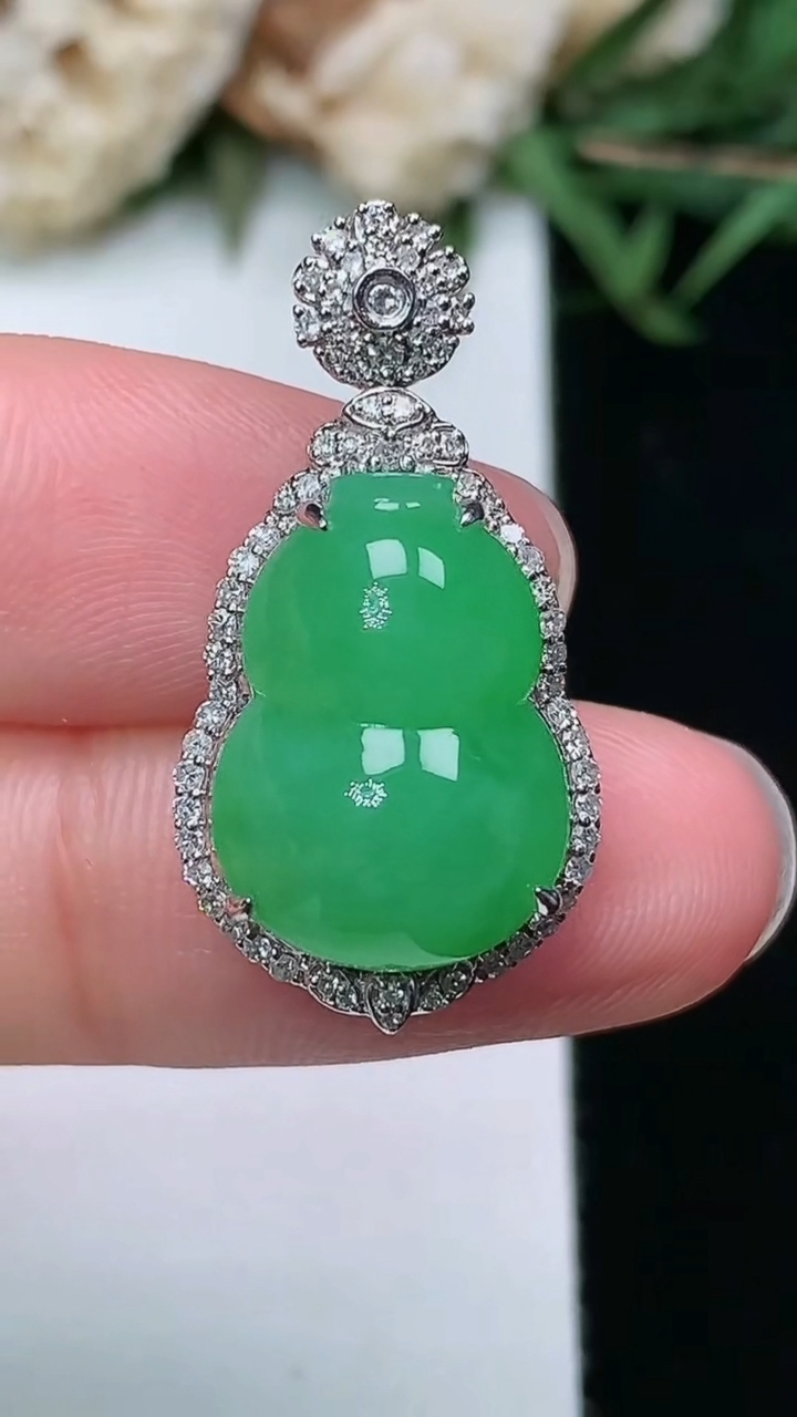 天然A货翡翠葫芦吊坠，尺寸27.3-14-9.7，裸石15.8-11.4，重量:4.17g
3月18日，重量:4.17g