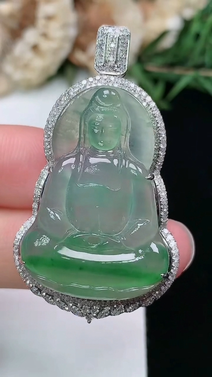 天然A货翡翠素衣观音吊坠，尺寸43.9-24.9-9.8，裸石30.6-21.3，重量:7.00g
3月18日