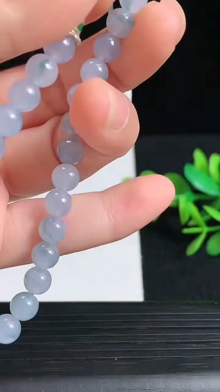 天然A货翡翠紫罗兰飘花圆珠手串尺寸5.7-32颗重量:12.89g3月18日
工厂直销收藏佳品,种好水足，色泽均匀，有种有色，上手高大气！