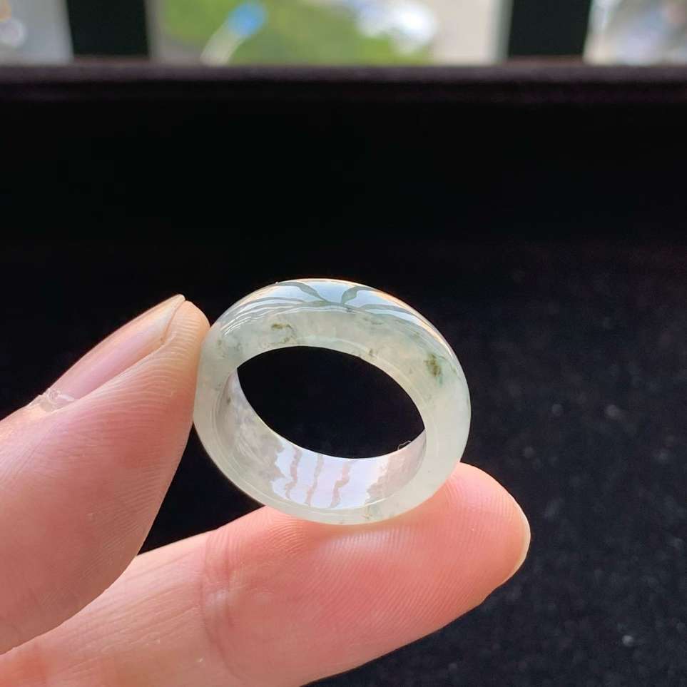 A货天然翡翠冰糯种冰乌鸡戒指16号重量4.32
3月18日