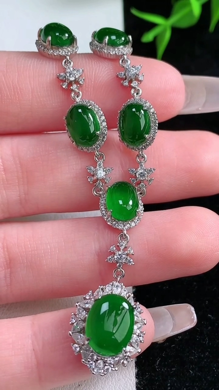 天然A货翡翠蛋面项链，尺寸10-7.8，重量:8.00g
3月18日