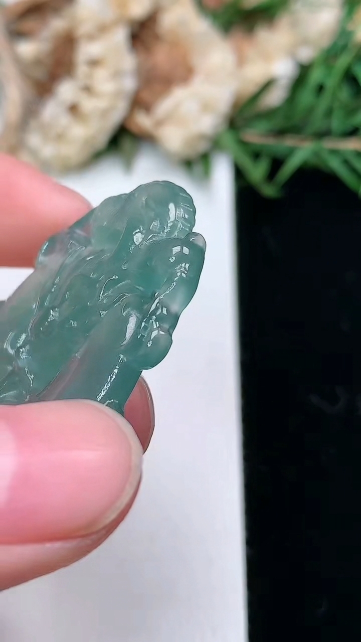 天然A货翡翠蓝水龙牌吊坠，尺寸40-30.4-5.4，重量:9.65g
3月18日