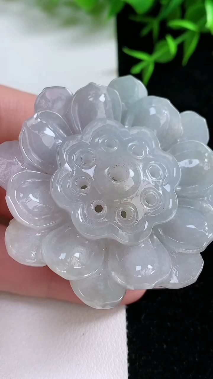 天然A货翡翠荷花小摆件，尺寸50.7-47.2-24，重量:74.05g
3月18日