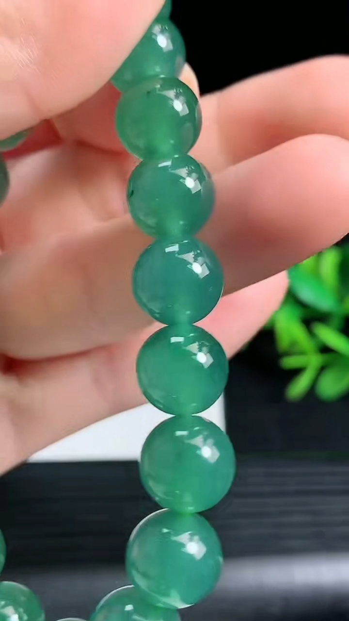 天然A货翡翠蓝水圆珠手串尺寸9.6-20颗重量:32.56g3月18日
工厂直销收藏佳品,种好水足，色泽均匀，有种有色，上手高大气！