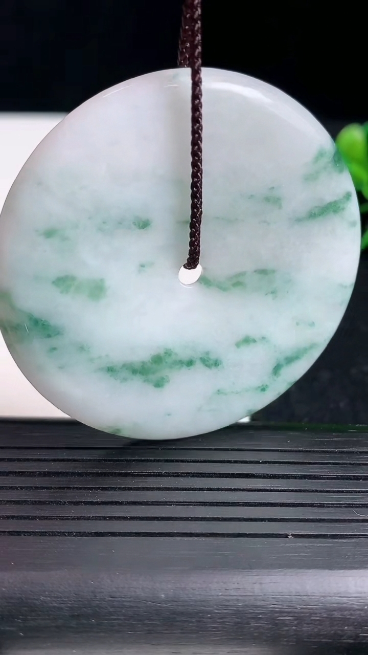 天然A货翡翠飘花平安扣吊坠尺寸54-6重:38.41g
3月18日
93