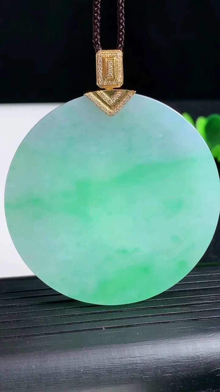 天然A货翡翠无事牌吊坠尺寸52.9-5.5重量:44.54g
3月18日