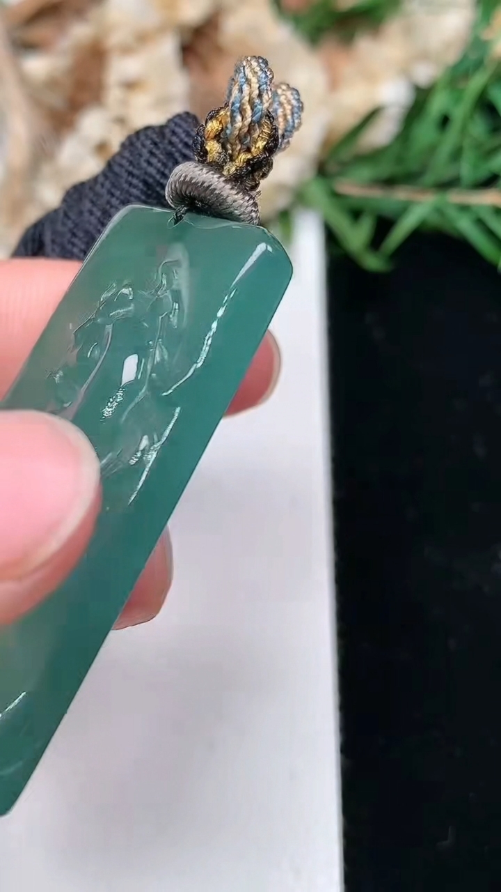 天然A货翡翠蓝水生肖马牌吊坠，尺寸43.3-24.5-5.2，重量:15.92g
3月18日