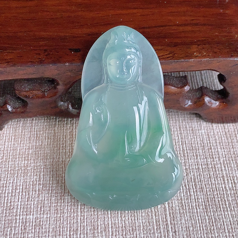 天然A货翡翠晴水观音吊坠 
尺寸46.4-29.5-4.6mm 重量10.93g 0317