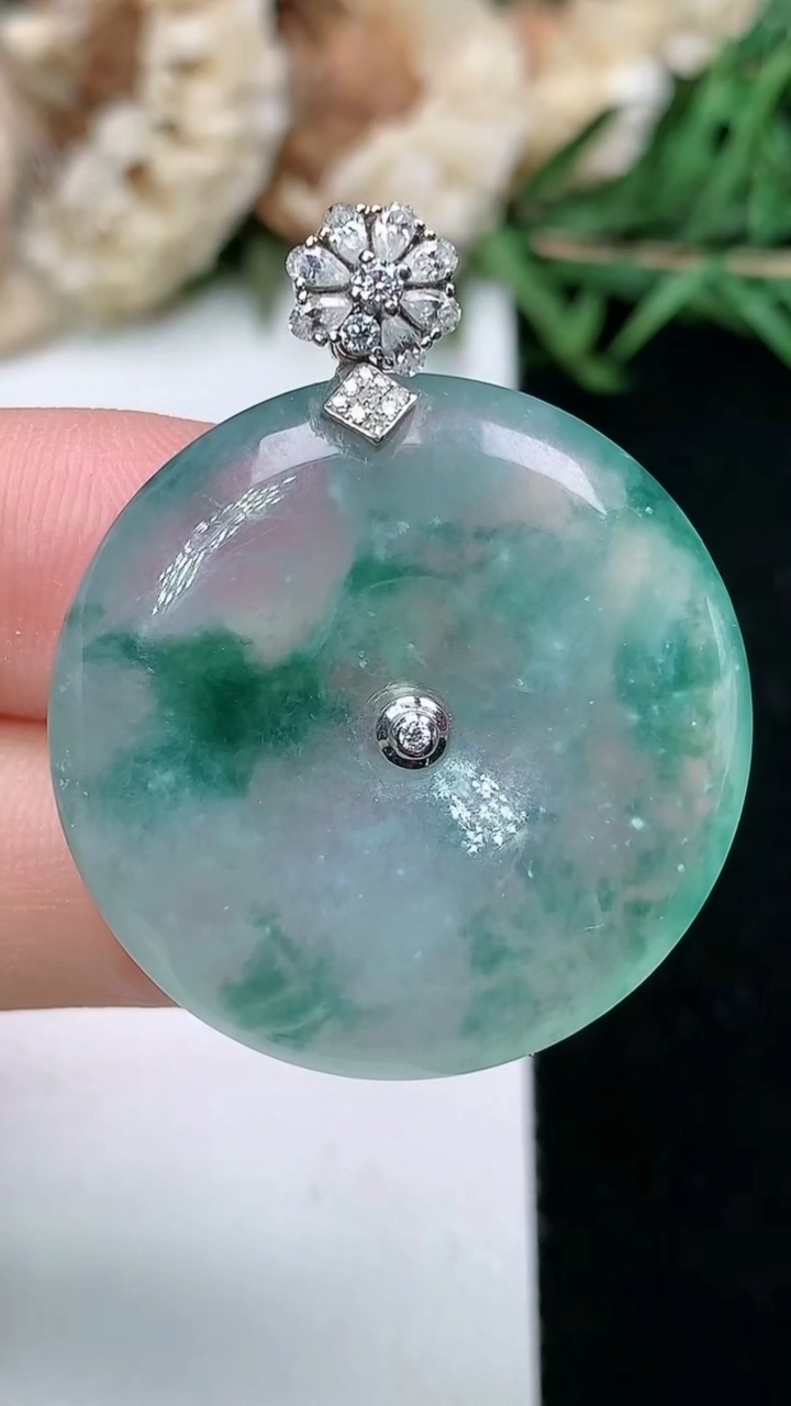 天然A货翡翠飘花平安扣吊坠，尺寸28-5.5，重量:9.23g
3月18日