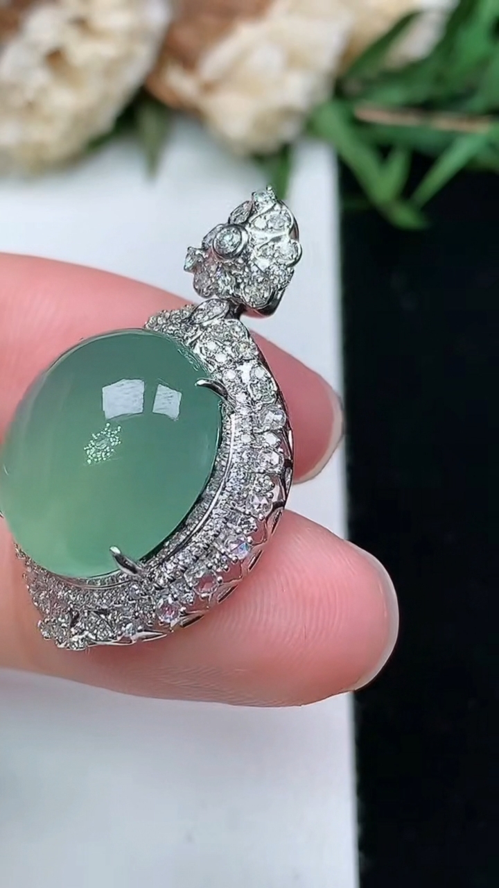 天然A货翡翠蛋面吊坠，尺寸30-17.8-12.7，裸石15-13.4，重量:5.02g
3月18日