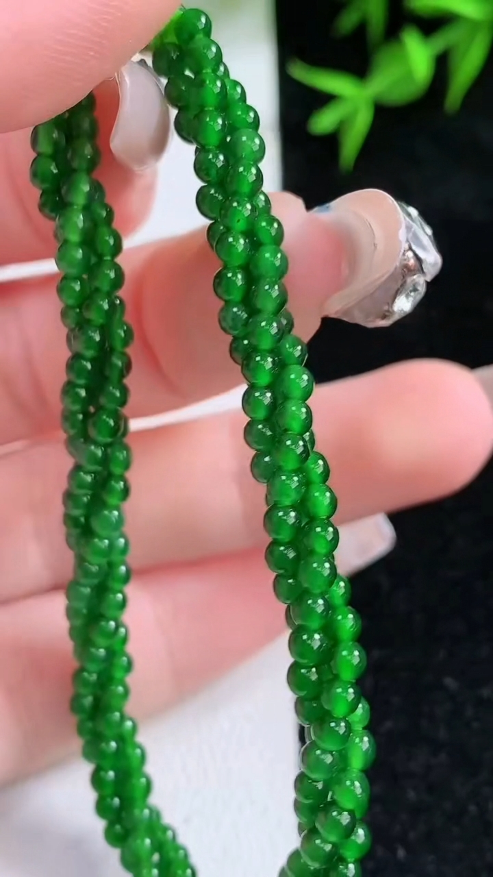 天然A货翡翠小米珠三排手串，尺寸2.7，重量:9.70g3月18日
工厂直销收藏佳品,种好水足，色泽均匀，有种有色，上手高大气！