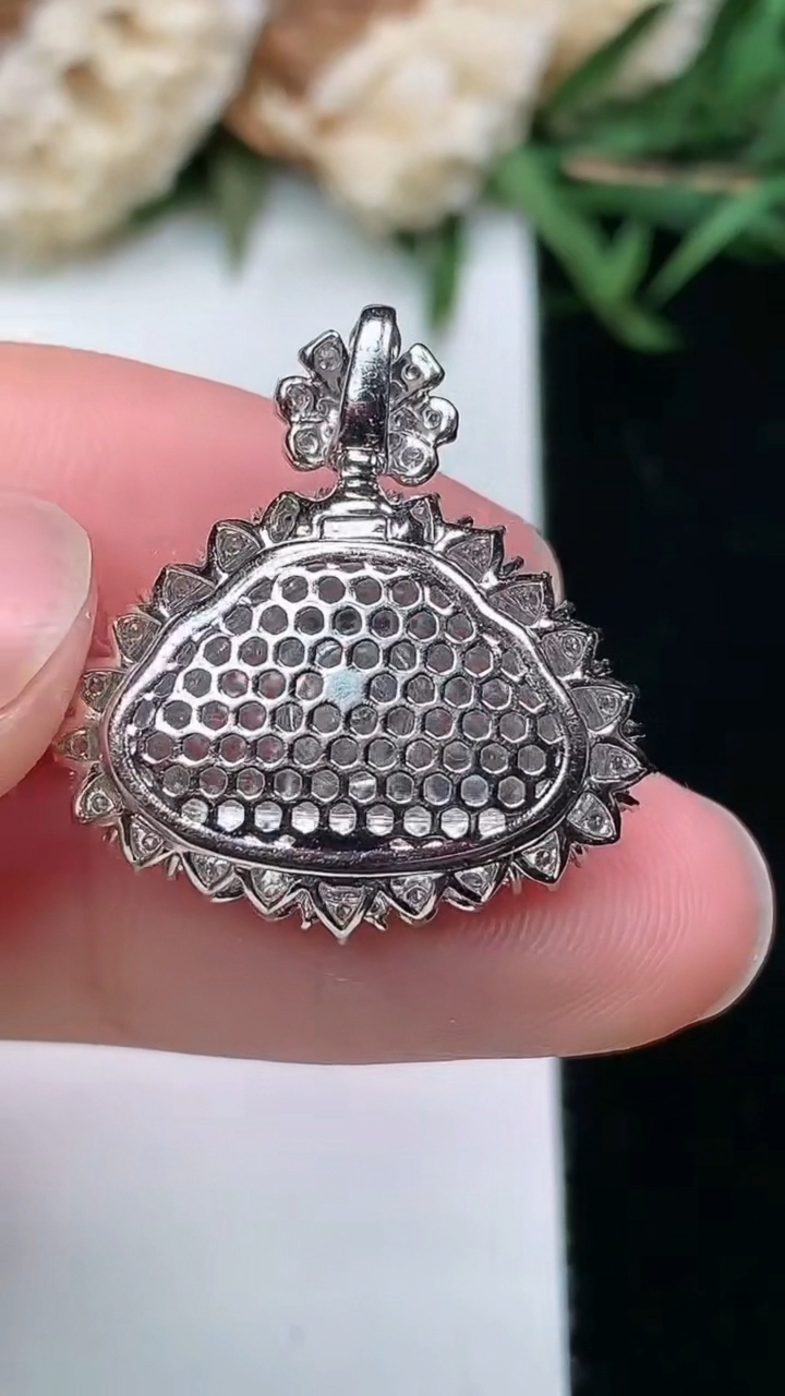 天然A货翡翠佛公吊坠，尺寸22.6-21.3-9.6，裸石9.4-16.2，重量:4.28g
3月18日