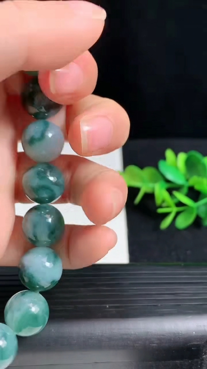 天然A货翡翠飘花圆珠手串尺寸12.3-16颗重量:55.36g3月18日
工厂直销收藏佳品,种好水足，色泽均匀，有种有色，上手高大气！