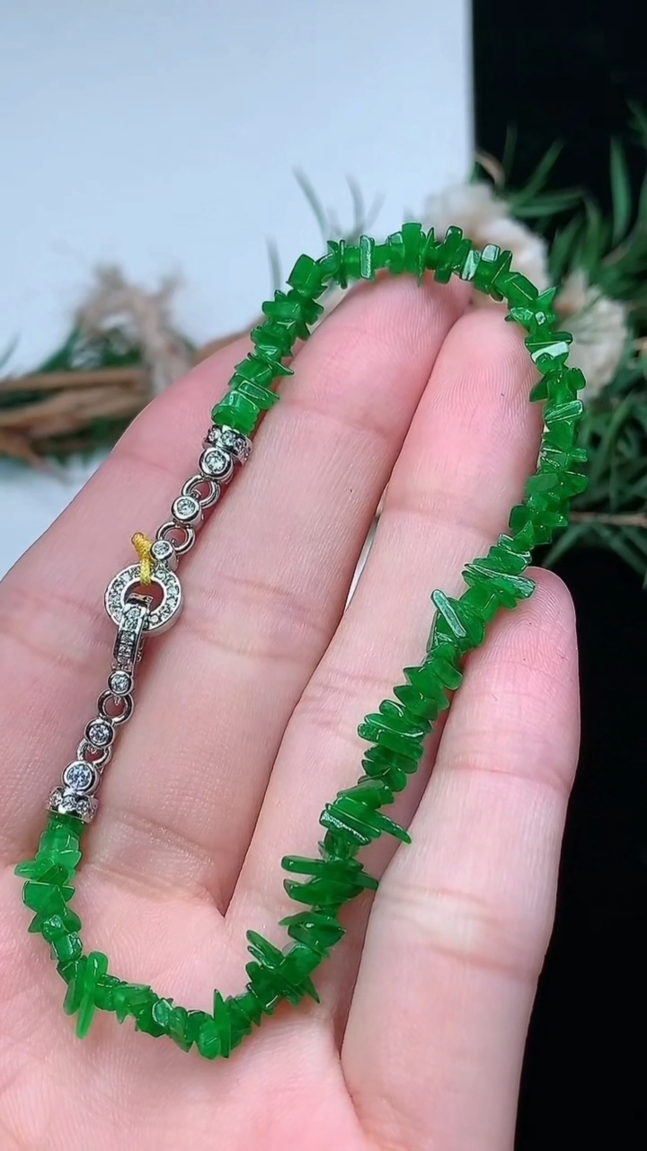 天然A货翡翠岁岁平安手串，尺寸7.2-2.3-1.4，重量:5.34g3月18日
工厂直销收藏佳品,种好水足，色泽均匀，有种有色，上手高大气！