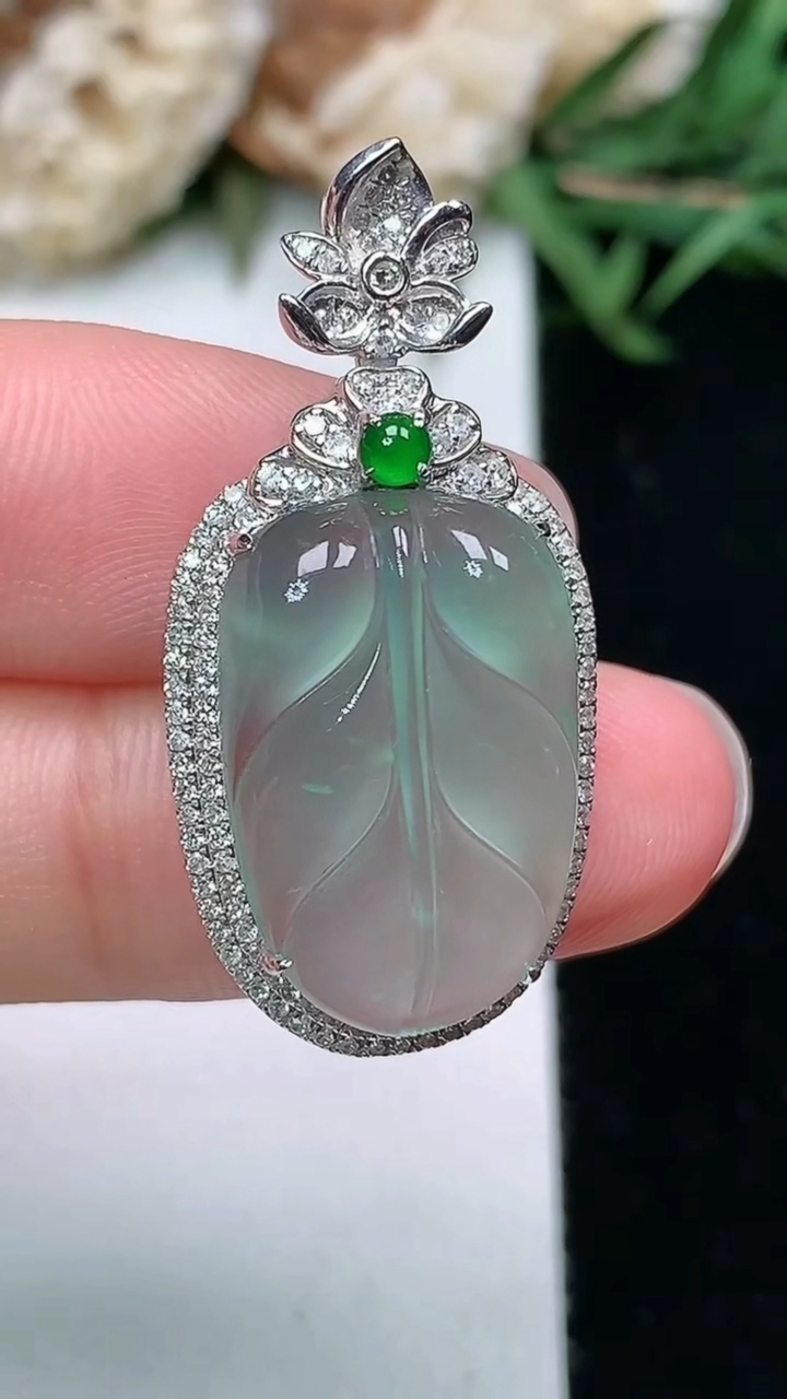 天然A货翡翠金枝玉叶 叶子吊坠，尺寸32.5-15.6-8.8，裸石18.6-12.4，重量:4.0