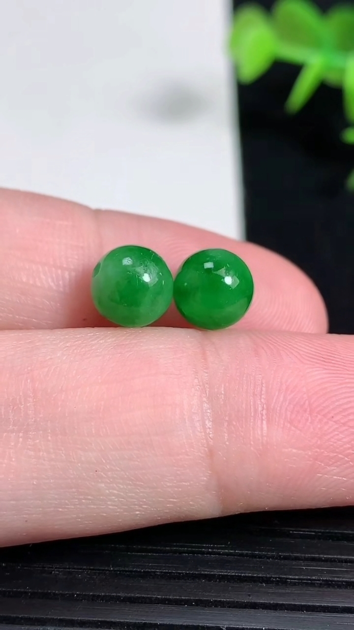 天然A货翡翠圆珠一对，尺寸7.6重量:2.14g3月18日
工厂直销收藏佳品,种好水足，色泽均匀，有种有色，上手高大气！