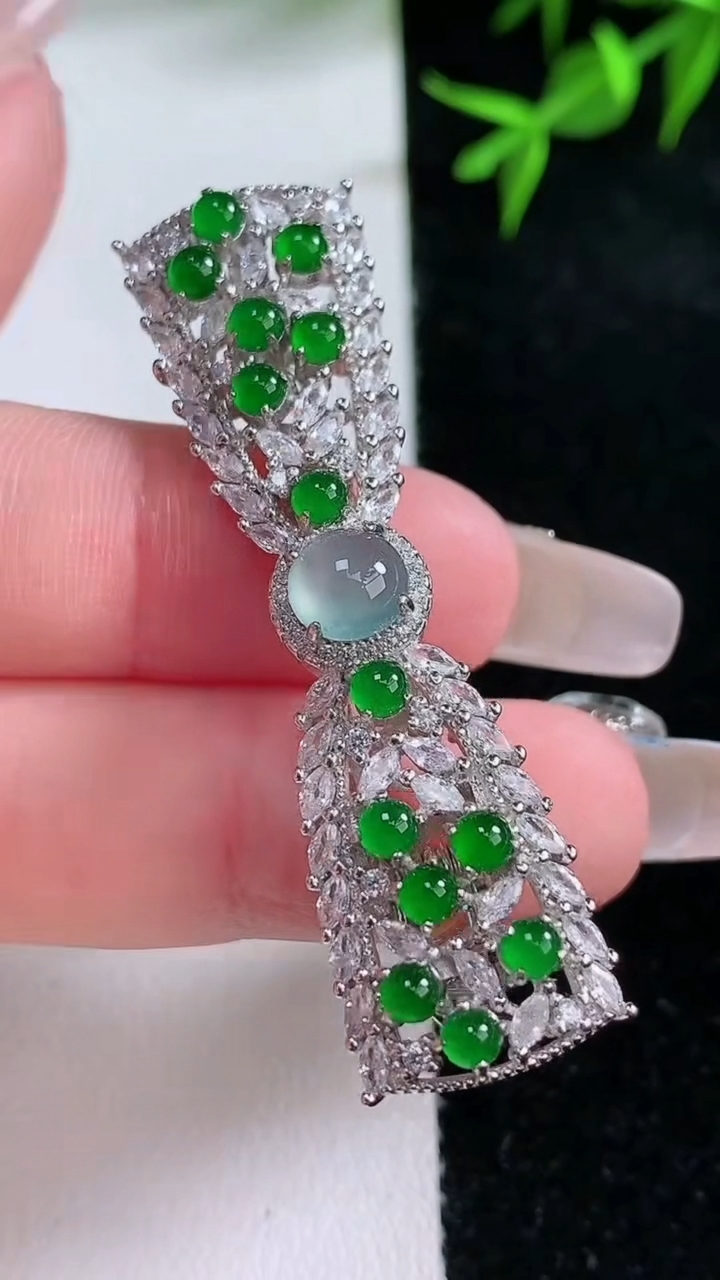 天然A货翡翠925银蓝水蛋面蝴蝶结发夹，尺寸5.7，重量:9.56g
3月18日