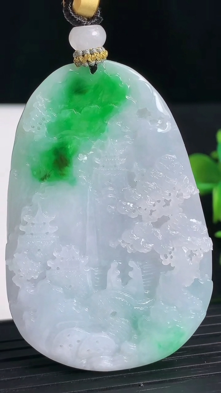 天然A货翡翠山水牌吊坠尺寸59-40.3-9.4重量:46.46g
3月18日