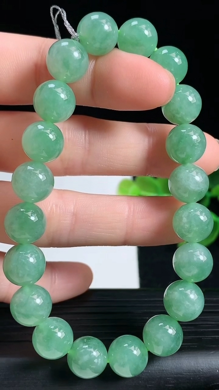天然A货翡翠圆珠手串尺寸9.6-20颗重量:34.24g3月18日
工厂直销收藏佳品,种好水足，色泽