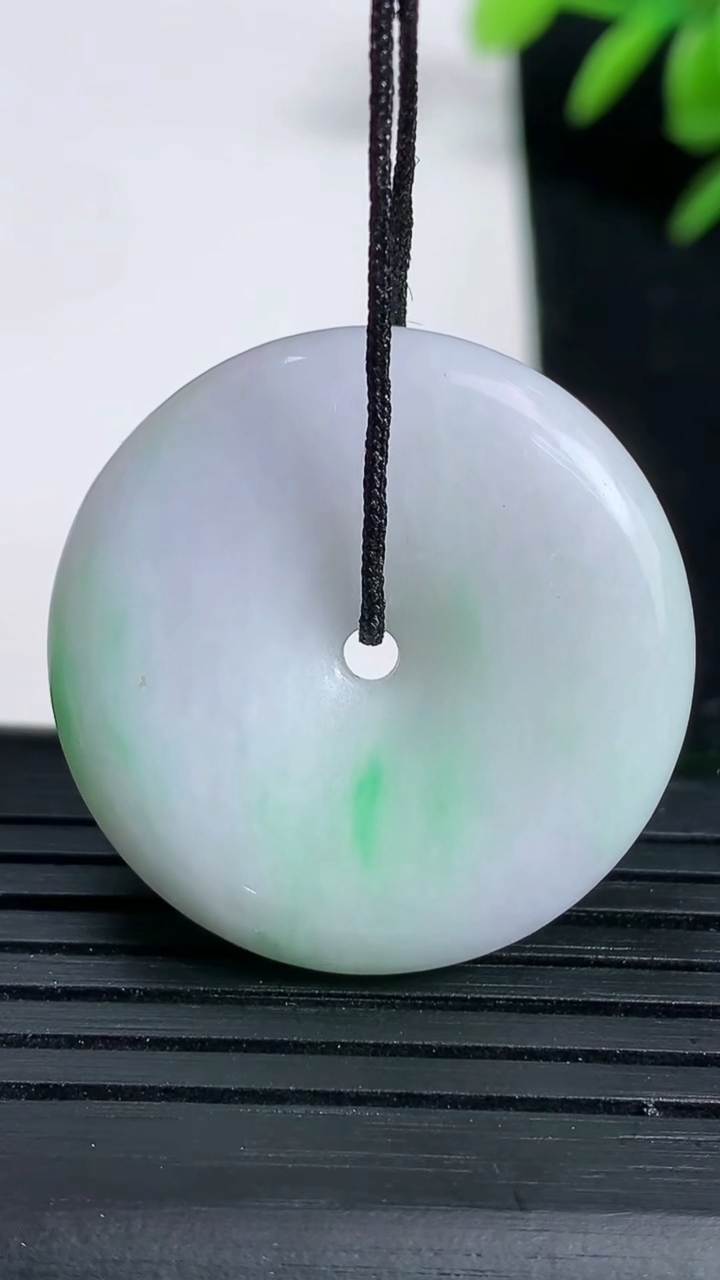 天然A货翡翠平安扣吊坠尺寸28.6-5.8重:10.94g
3月18日
93