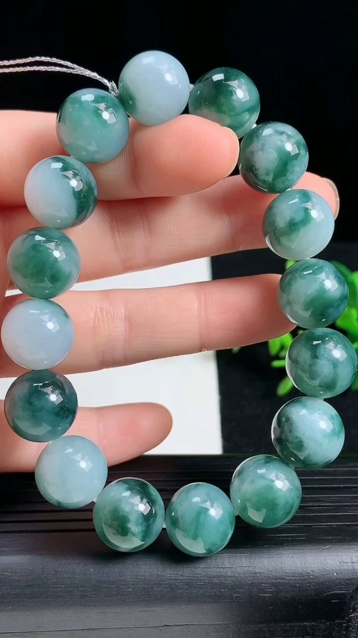 天然A货翡翠飘花圆珠手串尺寸12.3-16颗重量:55.36g3月18日
工厂直销收藏佳品,种好水足