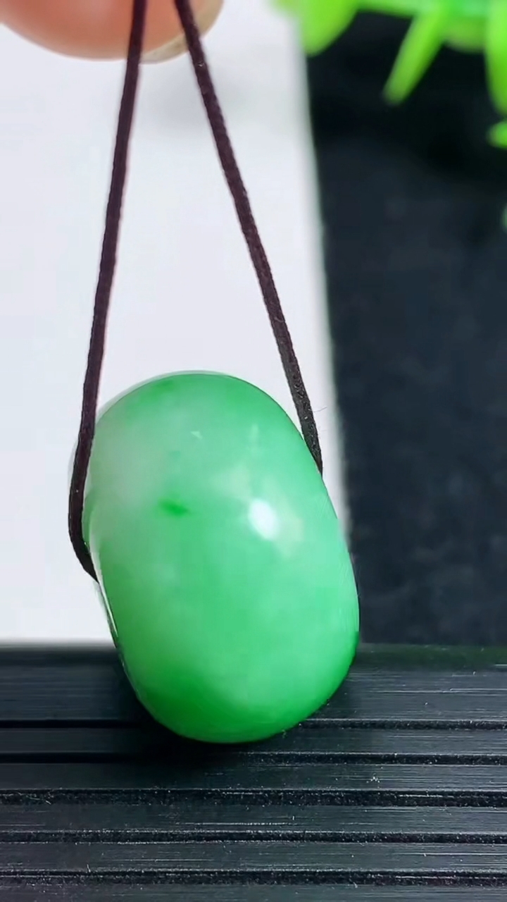 天然A货翡翠绿绿通吊坠，尺寸20.5-12.7，重量:11.20g
3月18日