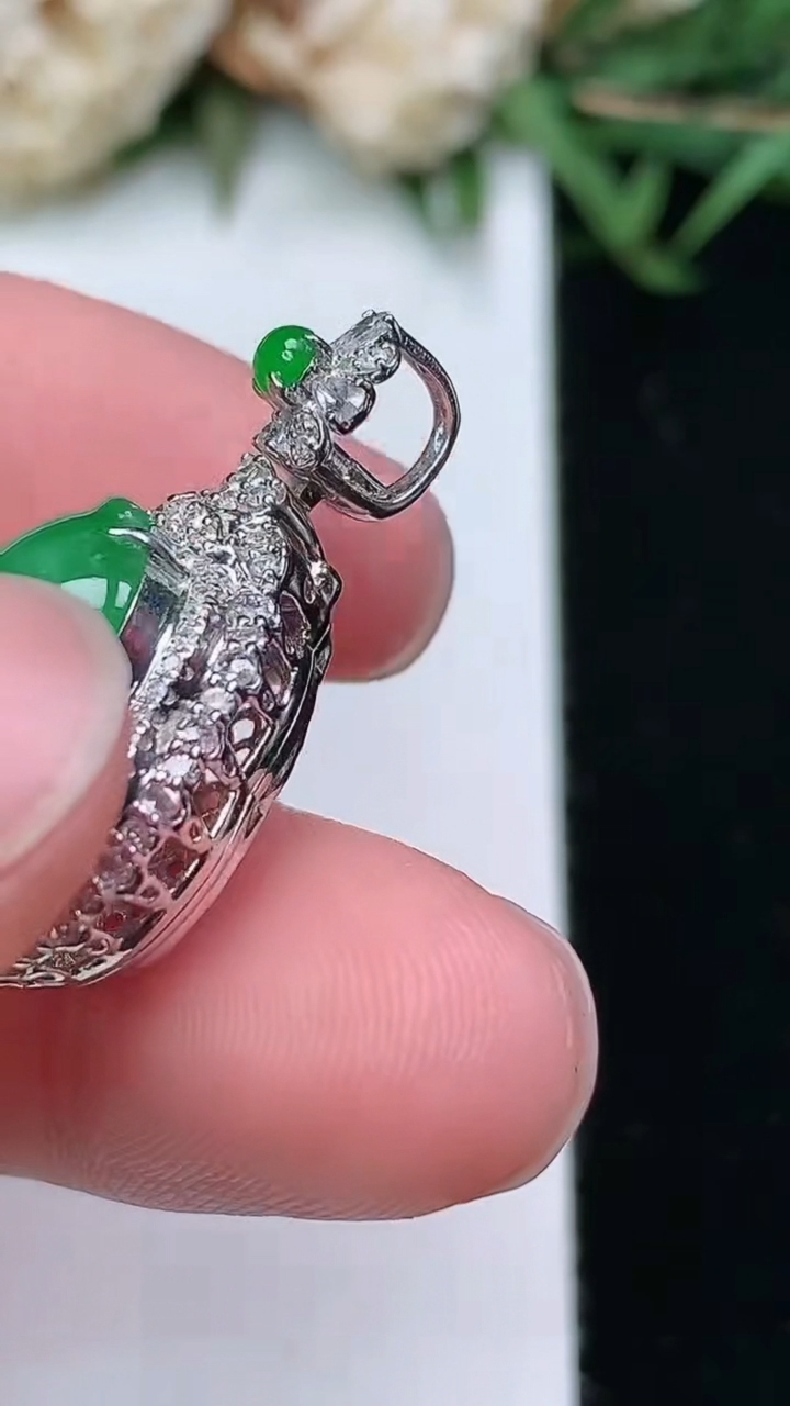 天然A货翡翠葫芦吊坠，尺寸25-15-11.8，裸石13-11.3，重量:4.12g
3月18日