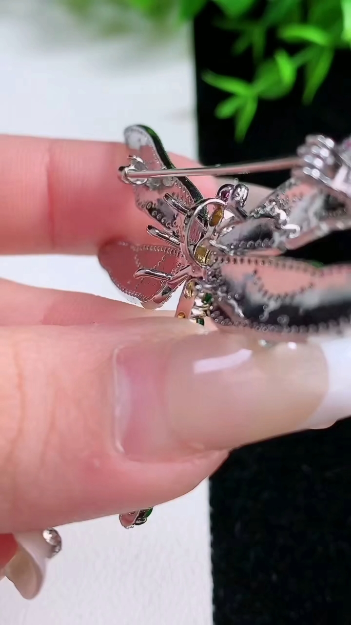 天然A货翡翠蛋面蜻蜓胸针，尺寸4.4，重量:8.81g
3月18日