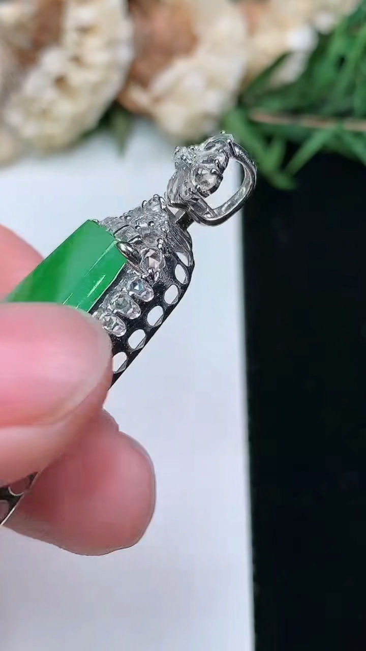 天然A货翡翠无事牌吊坠，尺寸44.7-25.5-7.4，裸石26.8-20.8，重量:9.23g
3月18日