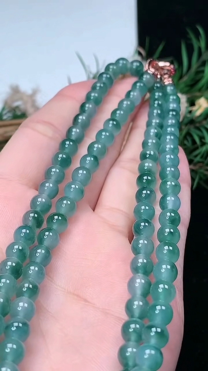 天然A货翡翠飘花圆珠项链，尺寸6-108颗，重量:43.48g3月18日
工厂直销收藏佳品,种好水足，色泽均匀，有种有色，上手高大气！