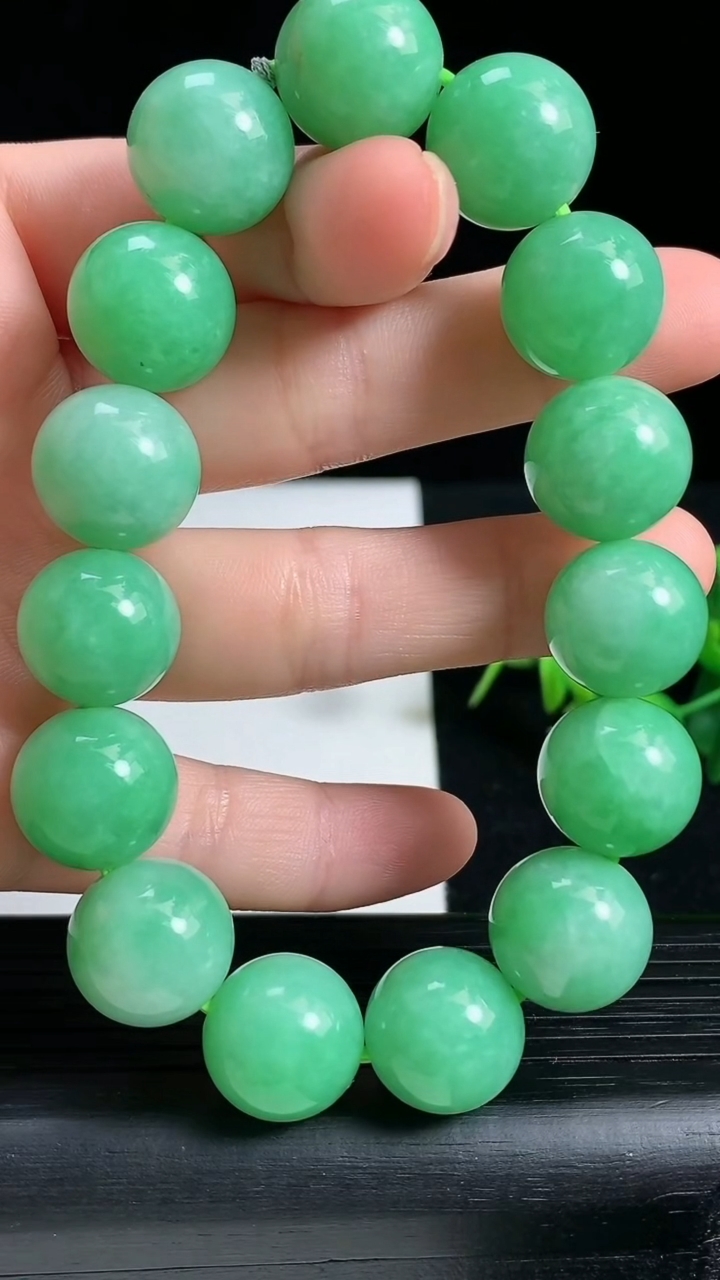 天然A货翡翠圆珠手串尺寸13.8-15颗重量:70.43g3月18日
工厂直销收藏佳品,种好水足，色泽均匀，有种有色，上手高大气！