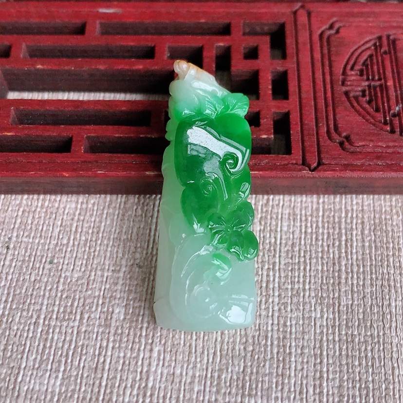 天然A货翡翠黄加绿双彩竹节节节高升吊坠 
尺寸37.5-14-8.8mm 重量7.84g 0318