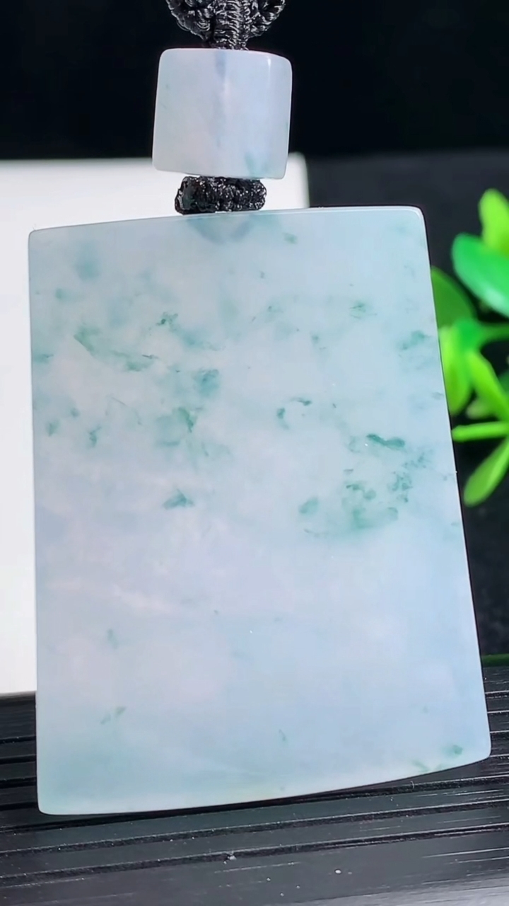 天然A货翡翠种飘花无事牌吊坠尺寸46.4-36.7-5.1重量:33.63g
3月18日