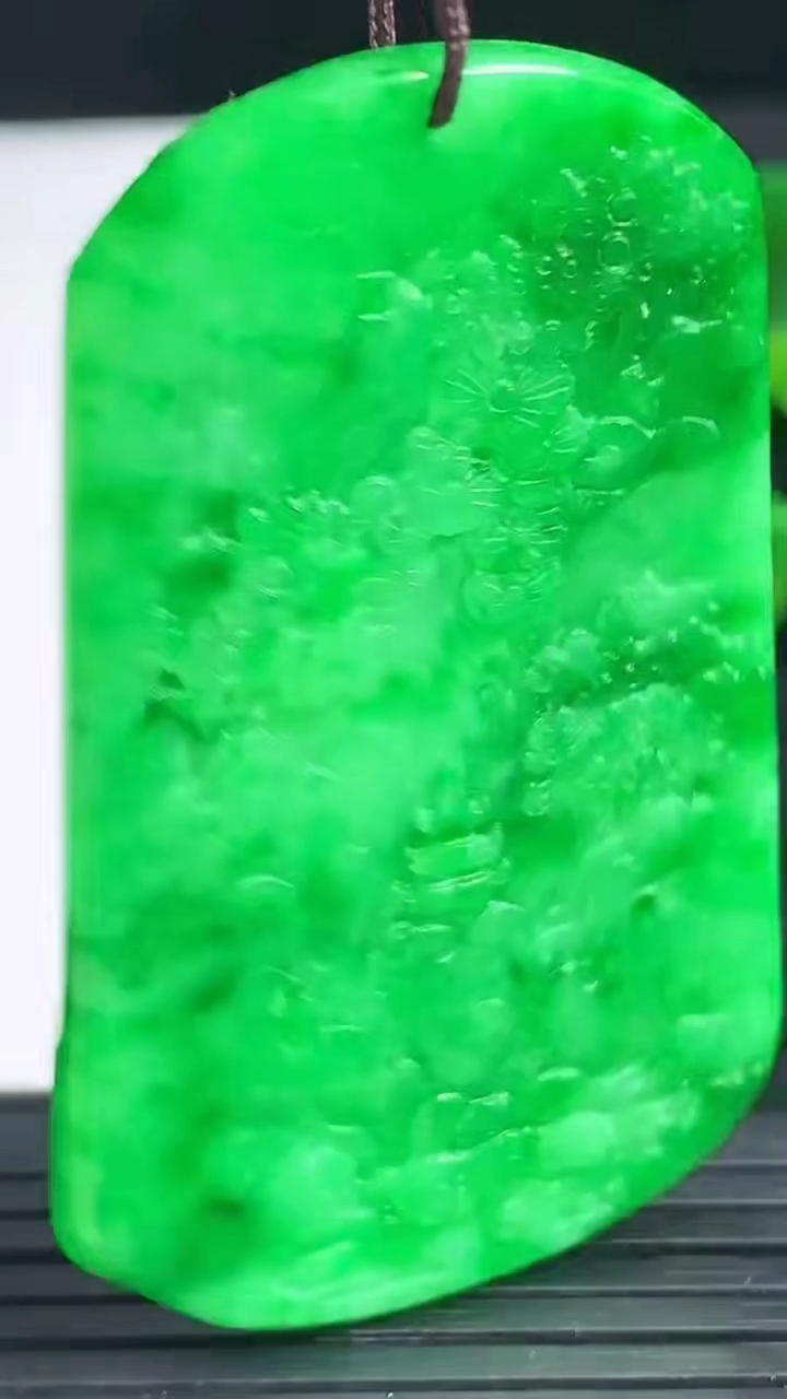 天然A货翡翠山水牌吊坠，尺寸56.6-34.2-6.2重量:23.19g
3月18日