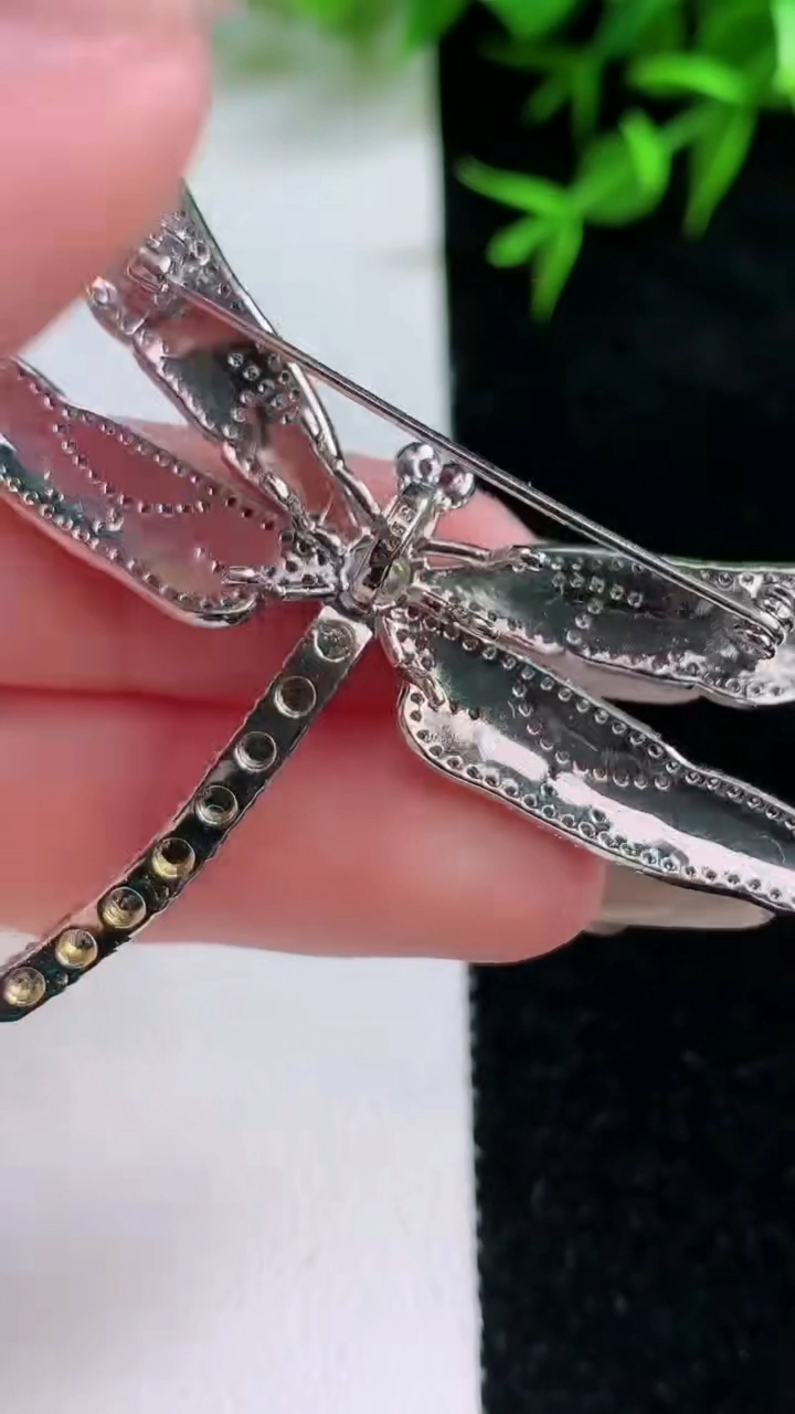 天然A货翡翠蛋面蜻蜓胸针，尺寸4.4，重量:8.81g
3月18日