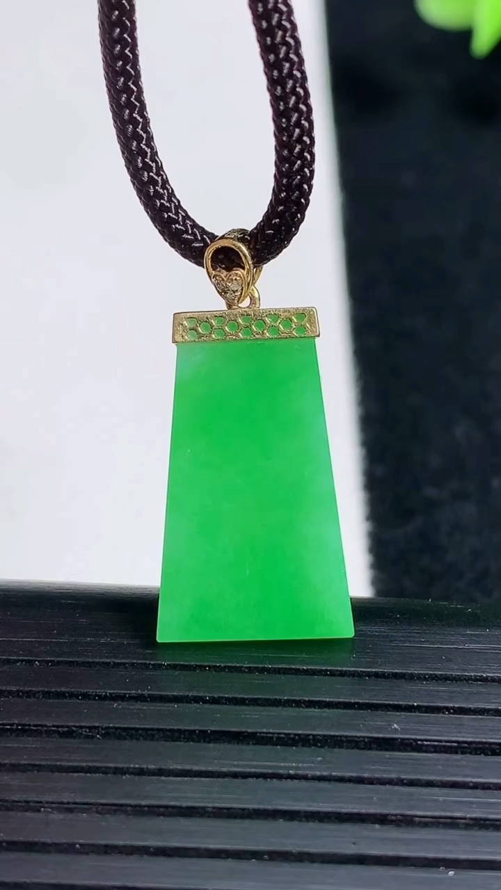 天然A货翡翠无事牌吊坠，尺寸21-12.5-2.3，重量:1.86g
3月18日