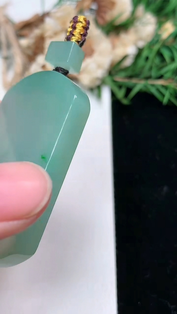 天然A货翡翠无事牌吊坠，尺寸49-36.9-5.7，重量:31.07g
3月18日