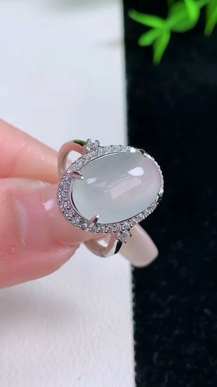 天然A货翡翠蛋面戒指，尺寸15.4-10-5.6，重量:3.85g2026年3月18日
工厂直销收藏佳品,种好水足，色泽均匀，有种有色，上手高大气！