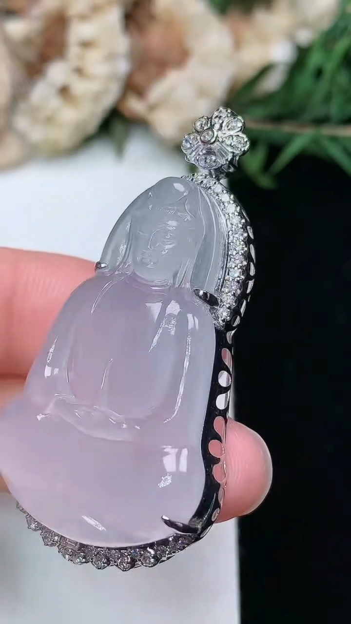 天然A货翡翠白冰素衣观音吊坠，尺寸47.2-35.6-23.4-9，重量:8.35g
3月18日