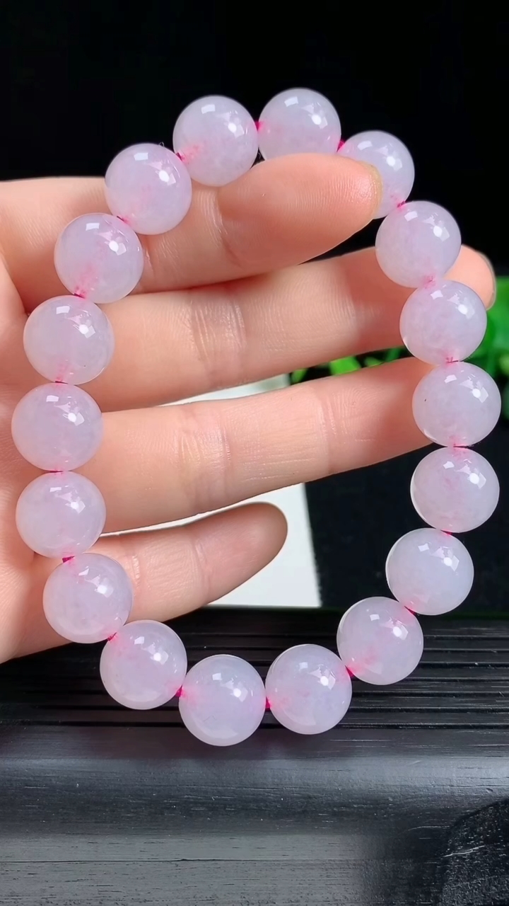 天然A货翡翠紫罗兰圆珠手串，尺寸11重量:41.81g3月18日
工厂直销收藏佳品,种好水足，色泽均