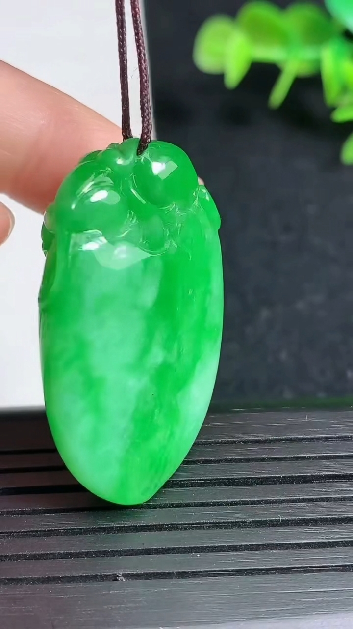 天然A货翡翠福瓜吊坠，尺寸36.3-21-9，重量:13.51g
3月18日