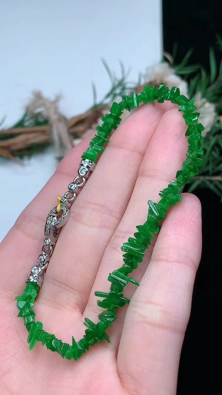 天然A货翡翠岁岁平安手串，尺寸7.2-2.3-1.4，重量:5.34g3月18日
工厂直销收藏佳品,种好水足，色泽均匀，有种有色，上手高大气！