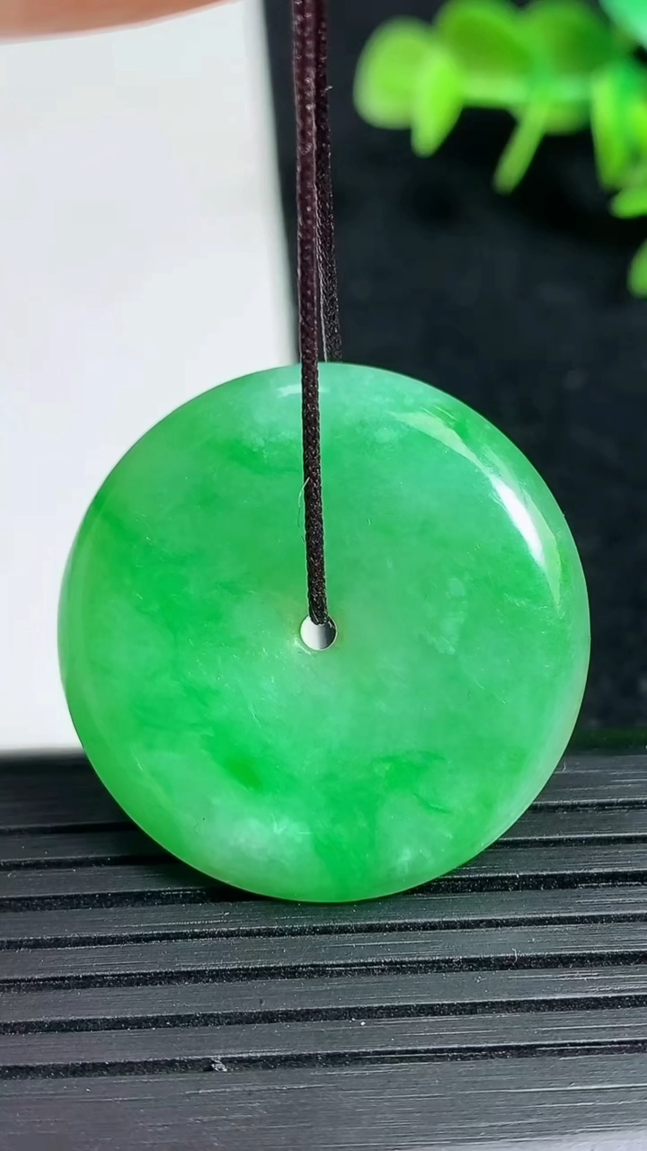 天然A货翡翠平安扣吊坠，尺寸30-5.2，重量:9.68g
3月18日