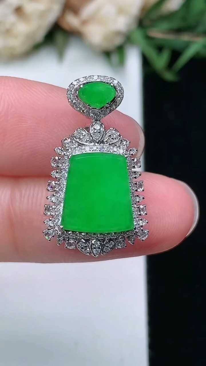 天然A货翡翠无事牌吊坠，尺寸22.8-13.4-8.5，裸石9.8-8.6，重量:2.88g
3月1