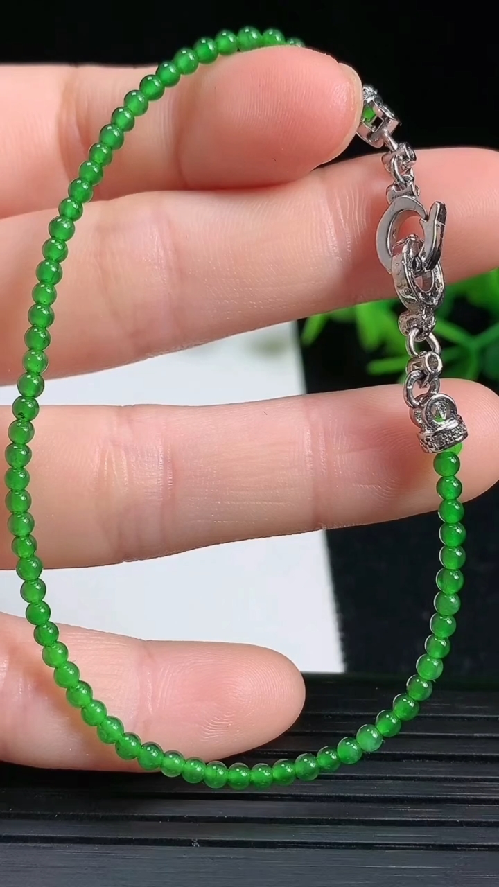 天然A货翡翠小米珠手串，尺寸2.6重量:3.00g3月18日
工厂直销收藏佳品,种好水足，色泽均匀，