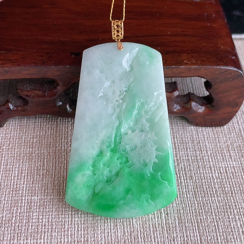 天然A货翡翠18K金扣头飘绿意境山水牌吊坠 
尺寸46.3-28.8-6.4mm 重量20.00g 