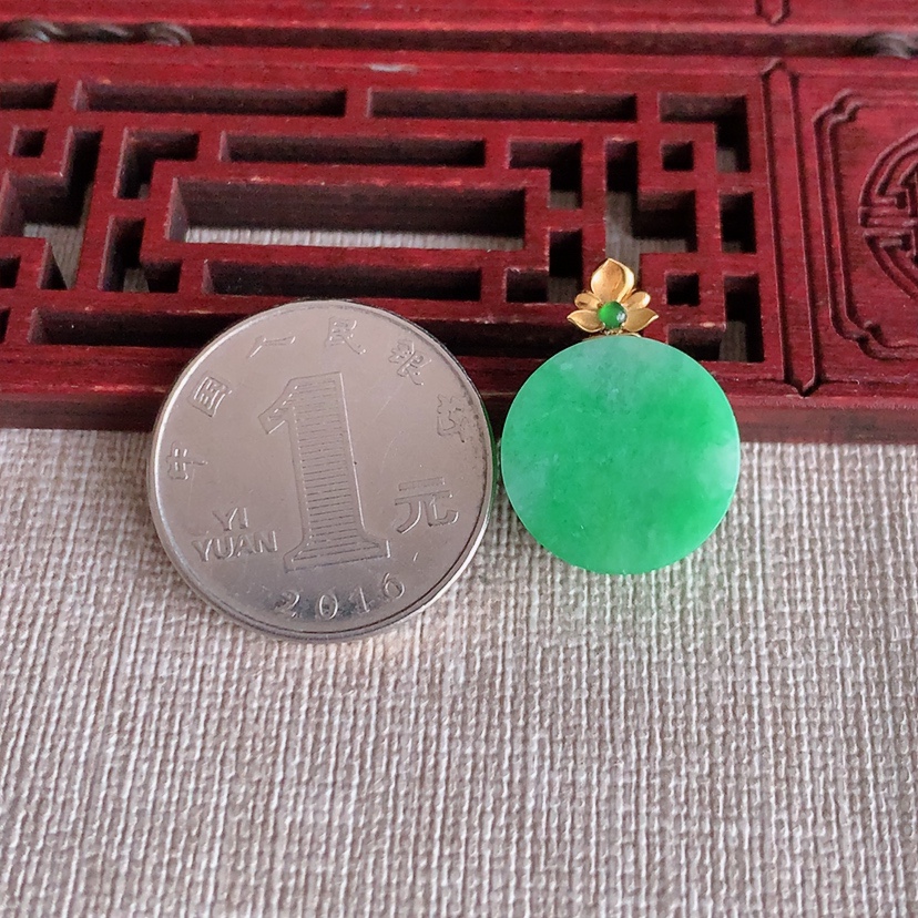 天然A货翡翠18K金扣头满绿无事牌吊坠 
尺寸21.8-16.3-6.3mm 重量4.93g 0317