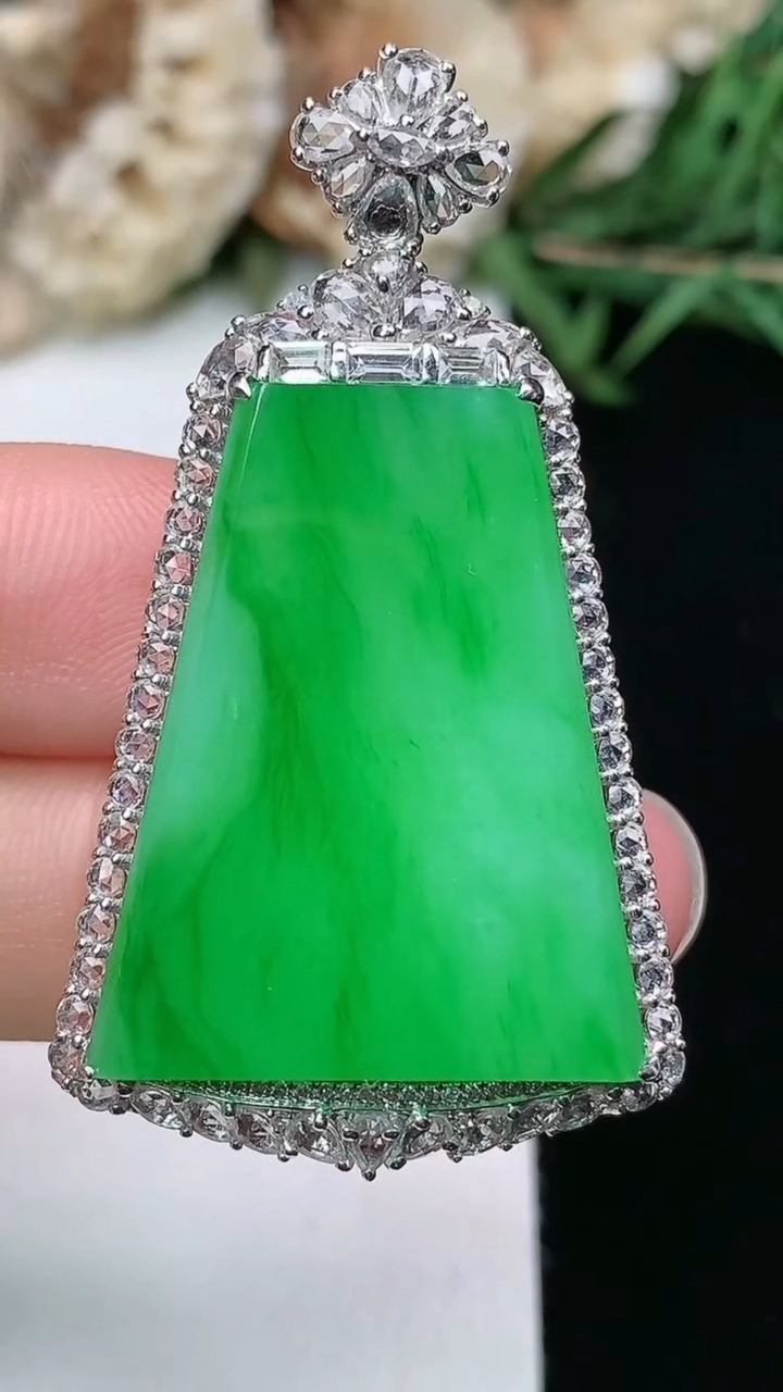 天然A货翡翠无事牌吊坠，尺寸44.7-25.5-7.4，裸石26.8-20.8，重量:9.23g
3