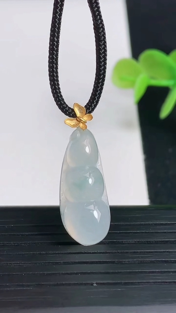 天然A货翡翠种飘花福豆吊坠尺寸23.7-9.6-6.1重量:2.58g
3月18日